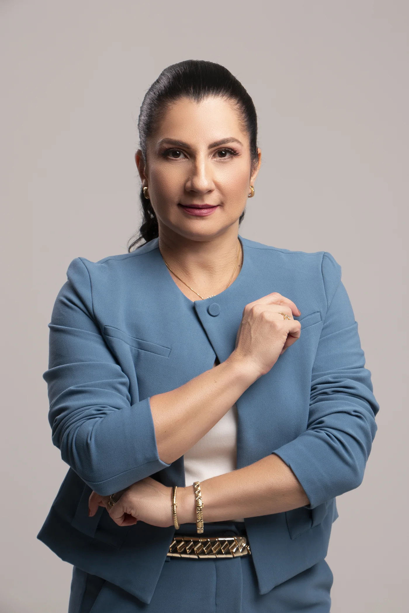 Retrato da Dra. Denise Menezes com blazer azul
